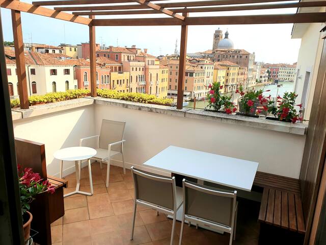 LHost in Venice – The Big Dream gallery image 3