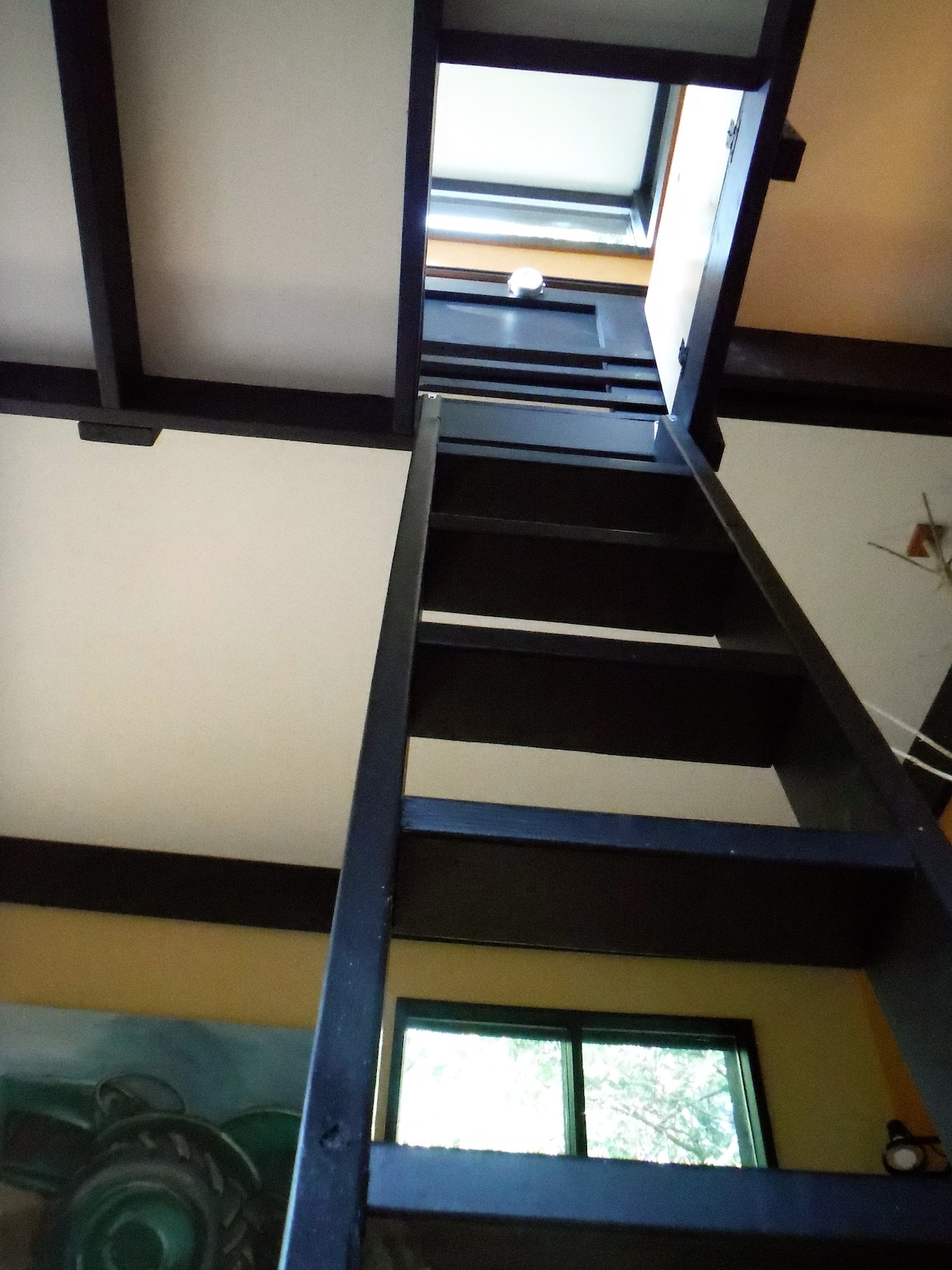 Ladder en opening naar loftbed