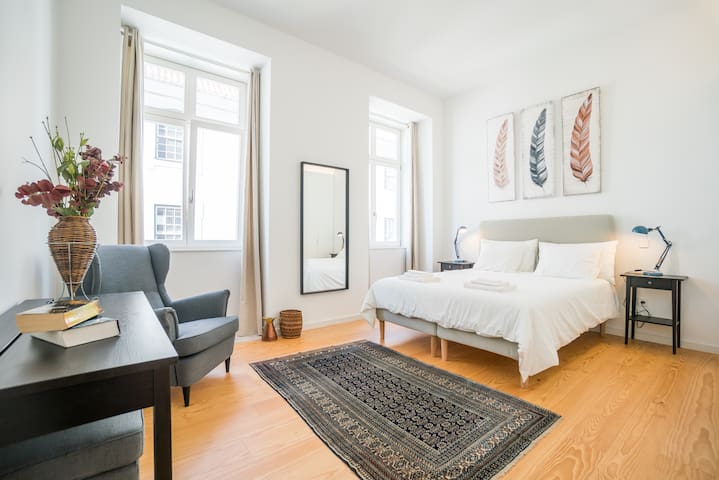 Spacious and bright Apartment in Cais Sodre