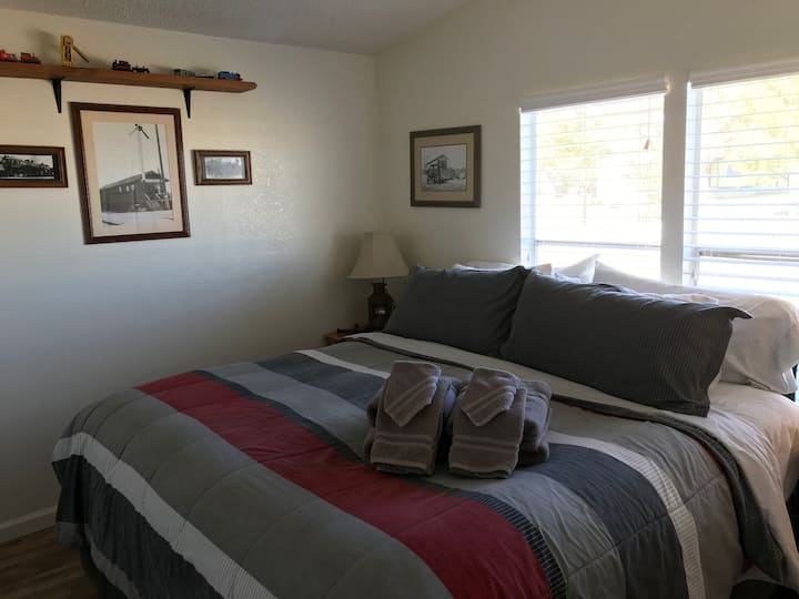 تحتوي غرفة نوم "Rosamond Railroad" على سرير بمقاس كبير مع الكثير من الوسائد المريحة.