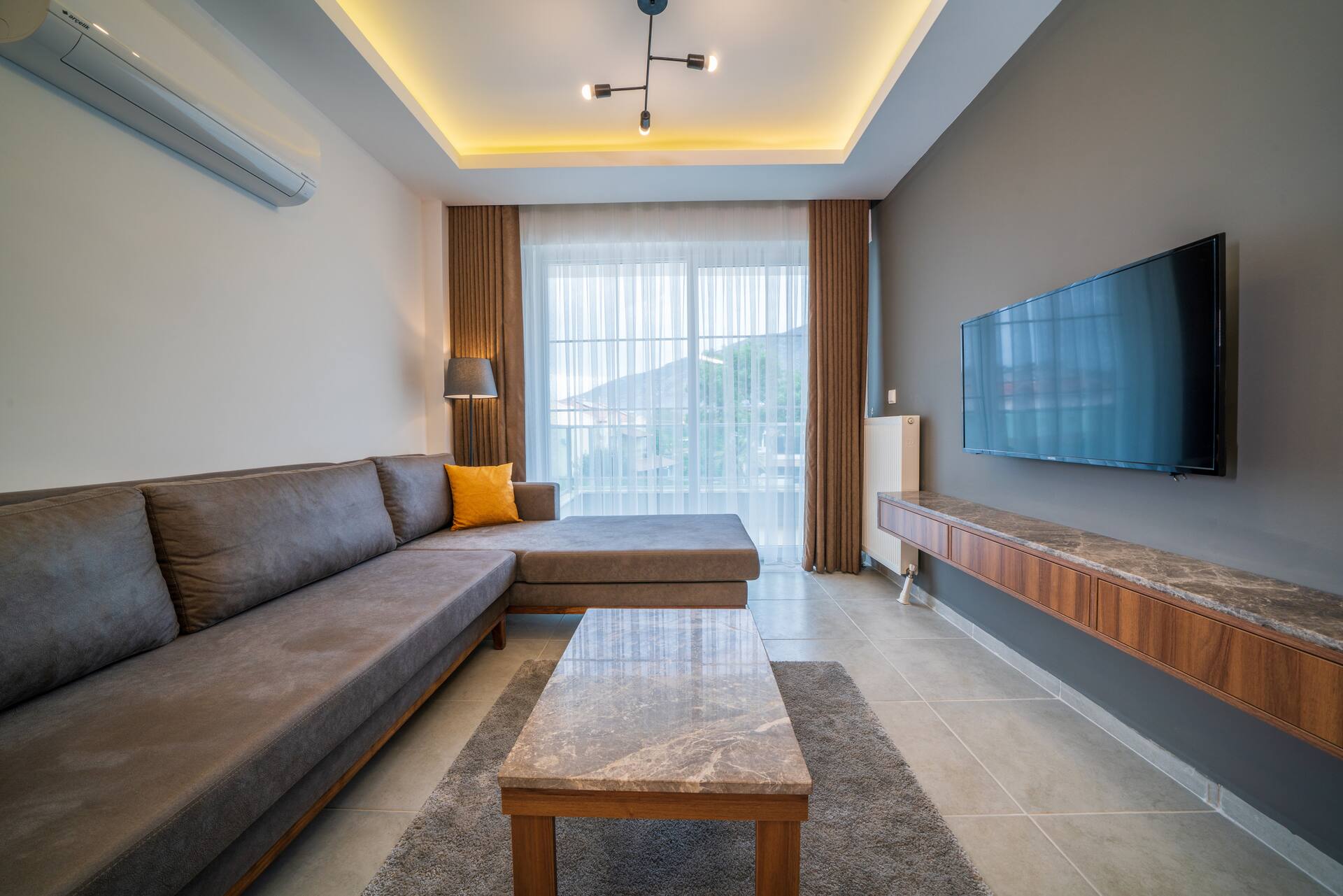 Midpoint Suites - Deluxe Suite 105 — photo 4