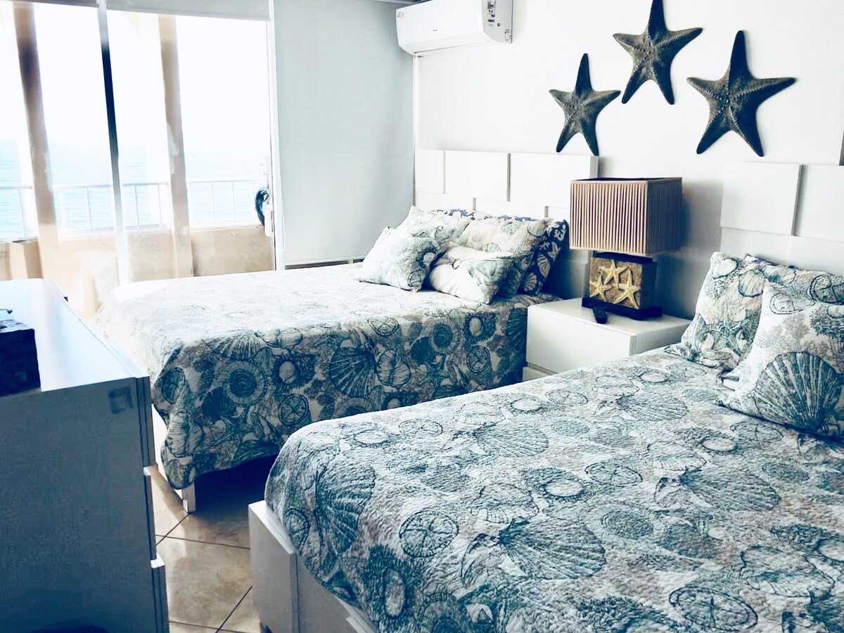 Spálňa s hviezdicami, druhý majster. V tejto izbe sú dve menšie manželské postele.