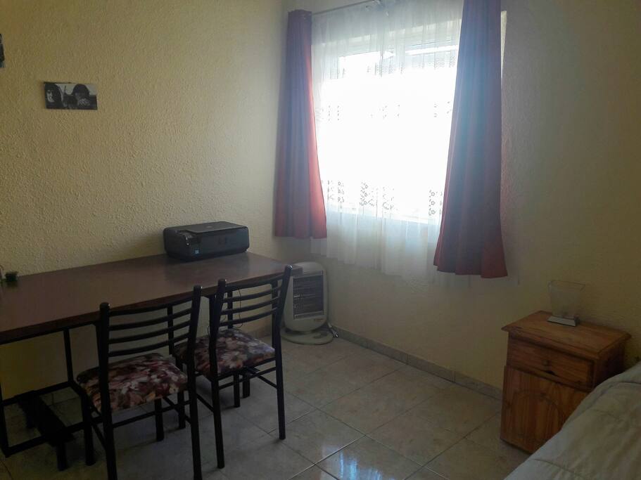 Escritorio en la habitación.