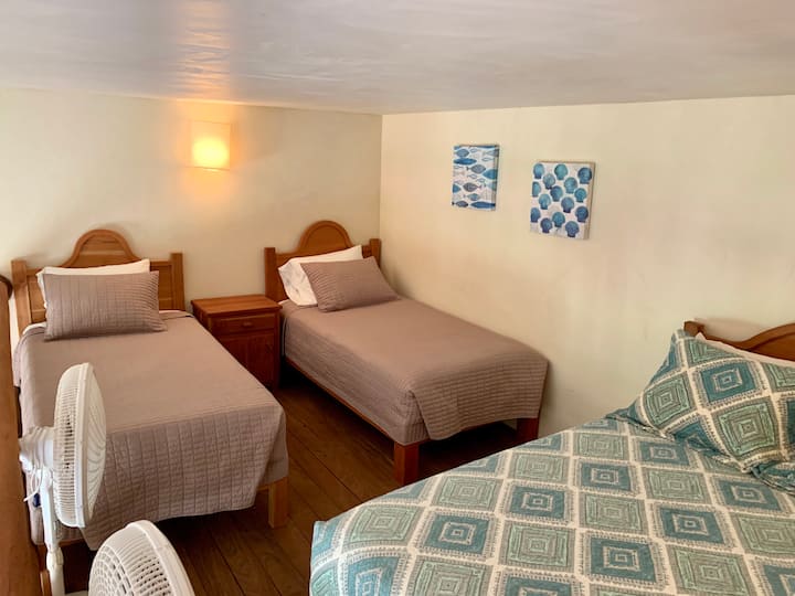 Bračni krevet i dva blizanca u loftu apartmana 2