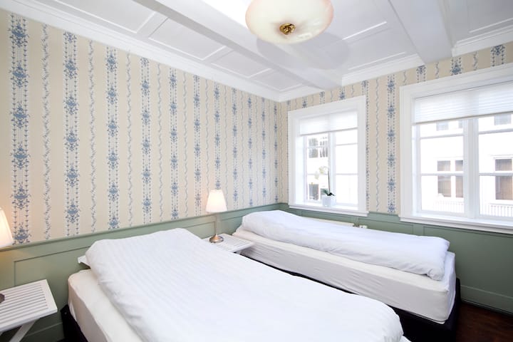 Perfect location!! 2 bdr apartment.