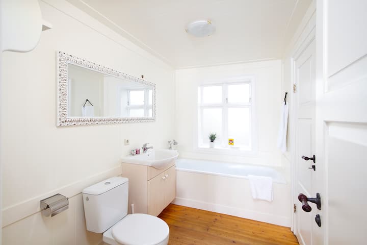 Perfect location!! 2 bdr apartment.