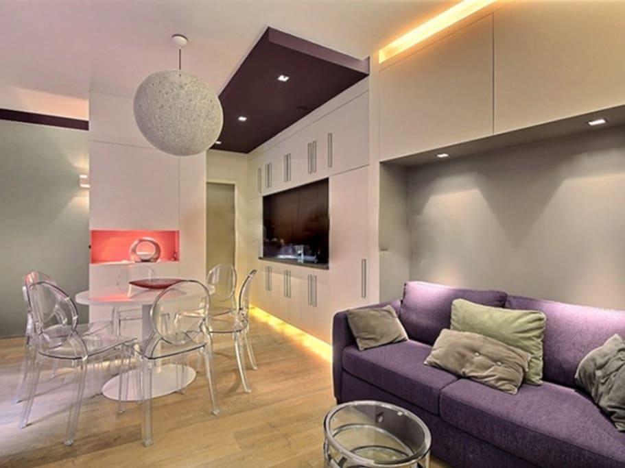 Living
The 20 square meters living room has 2 double glazed windows facing courtyard . It is equipped with : dining table for 6 people, double sofa bed, coffee table, cable, TV, stereo, phone, armchair, built-in shelves, built-in wall closet, hard wood floor.