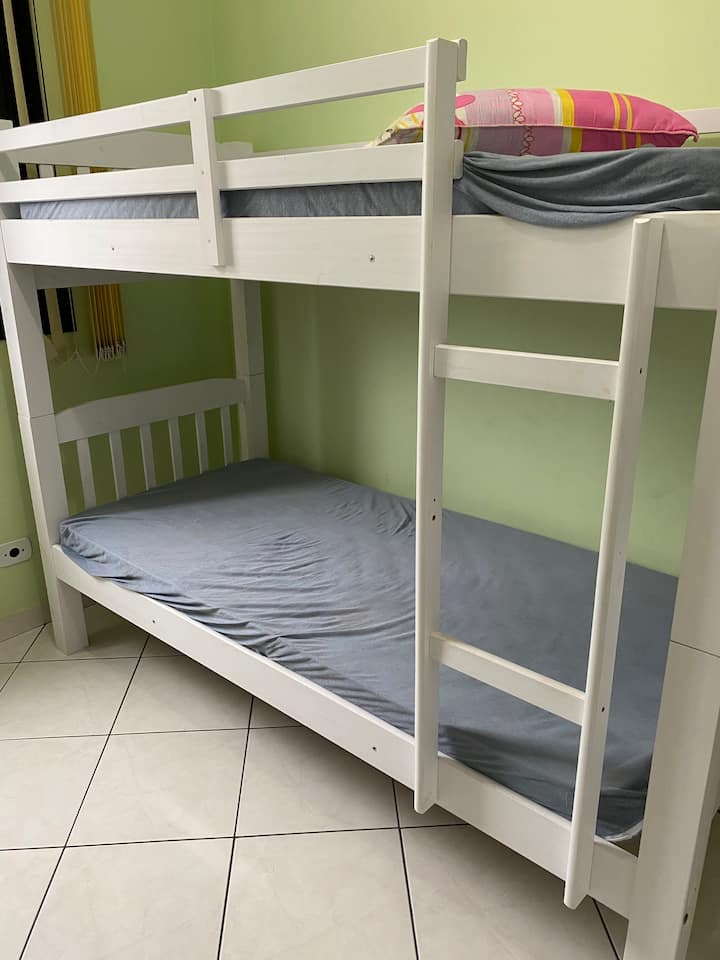 Ორი ორსართულიანი საწოლისგან შემდგარი ერთადგილიანი ოთახი არის G ტანსაცმელი