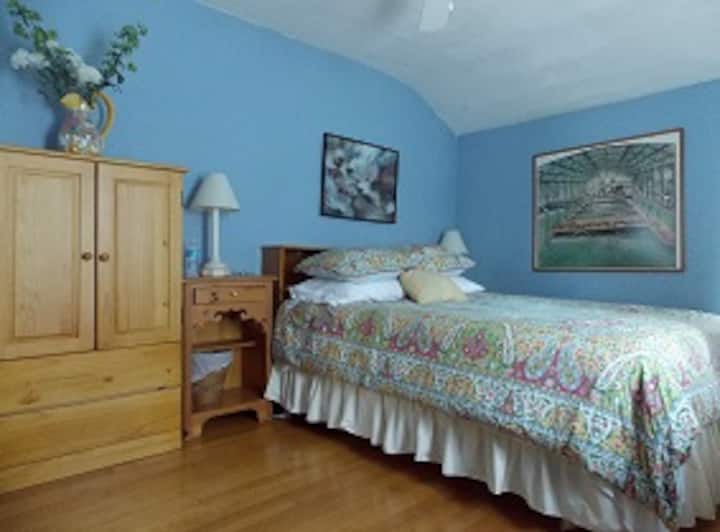 2. poschodie - modrá izba: k dispozícii marec 2020 (v súčasnosti prenajaté) priestranná manželská posteľ s manželskou posteľou Queen, písacím stolom, stoličkami, kanceláriami, krížovými oknami a stropným ventilátorom.