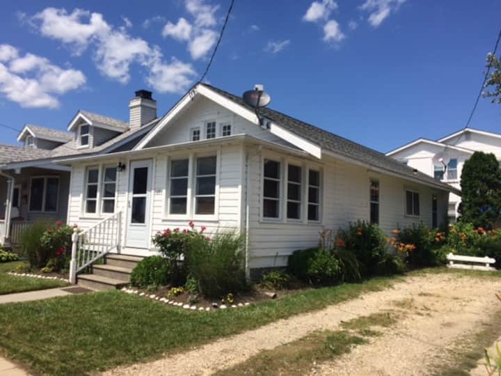 Ocean Breeze Cottage, a minutes walk to the beach Bungalows for Rent