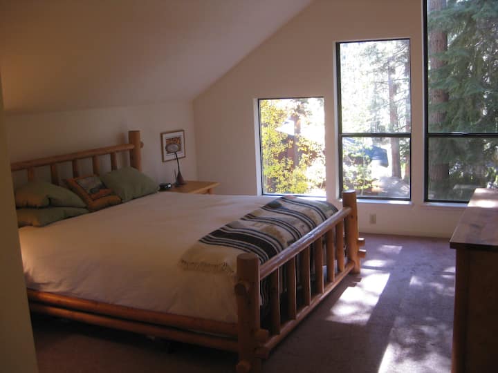 Dormitorio principal con cama tamaño king