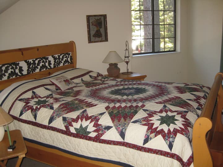 Dormitorio # 2 con cama tamaño queen.