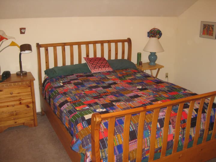 Dormitorio # 3 con cama tamaño queen.