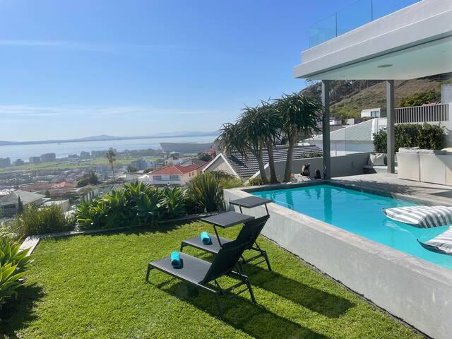 Luxurious Villa with Spectacular Sea Views gallery image 2