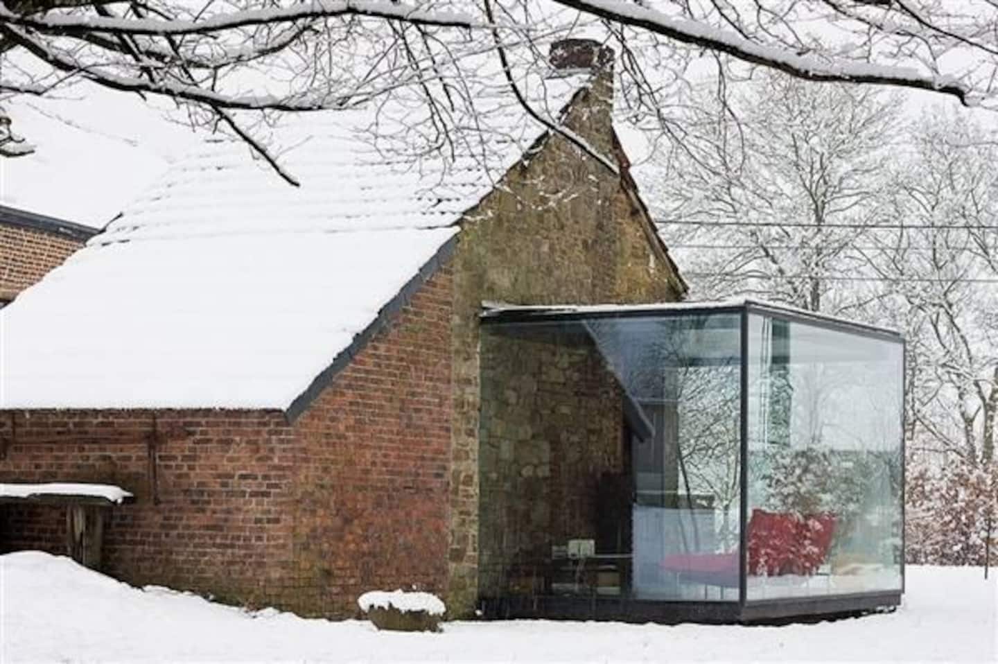 Salon intérieur lumineux et chaleureux du gîte Mamour Mansion en pierre rénové