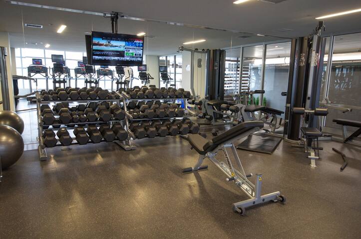 Luxurious Toronto Condo with a LAKE VIEW! gallery image 4