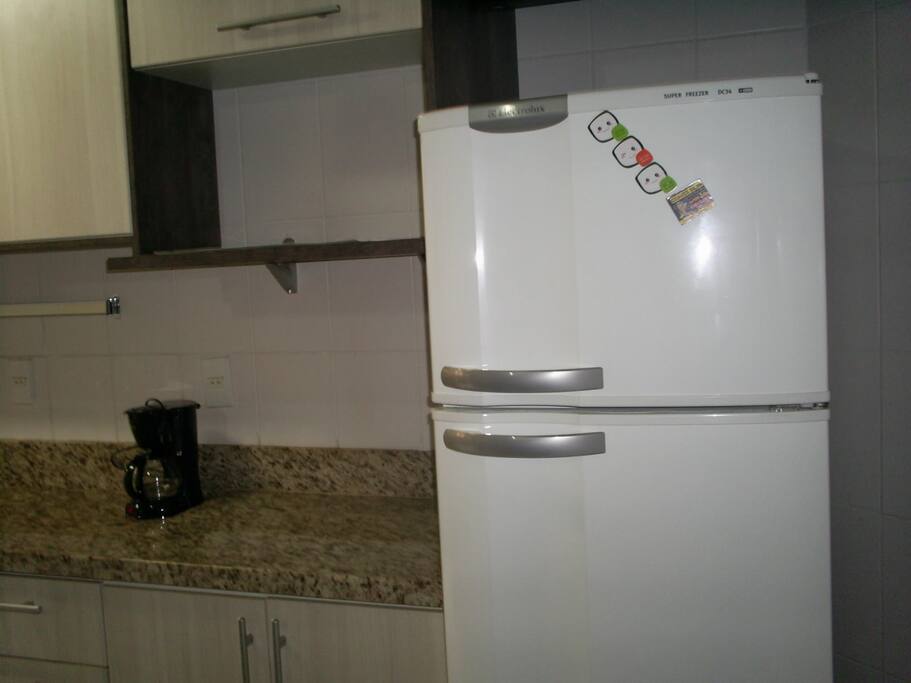 Cozinha com forno elétrico e microondas