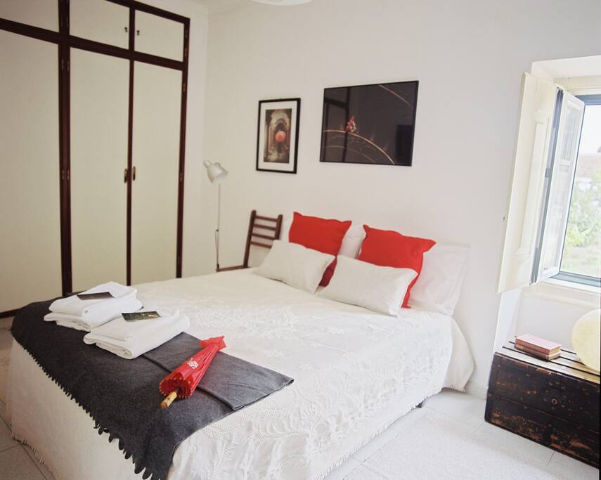 The Five House -red umbrella room