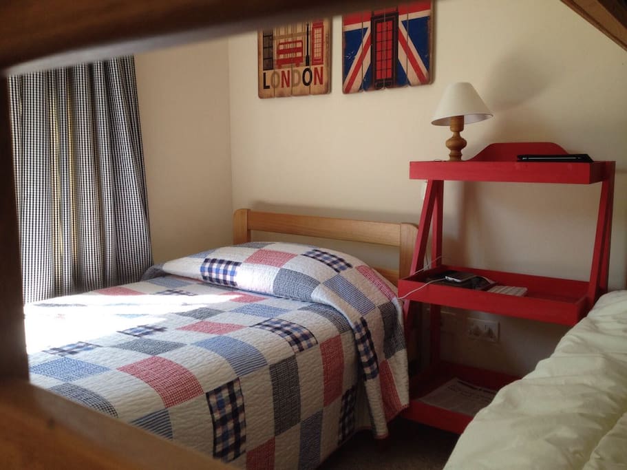Pieza de hombres, 1 camarote y 1 cama, total 3 camas