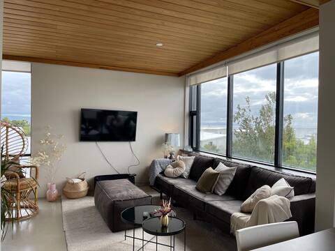 Modern condo with amazing view. Close to nature