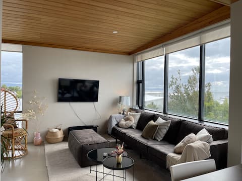 Modern condo with amazing view. Close to nature