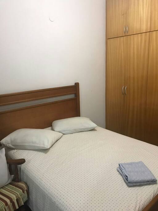 Cama de casal com colchão de molas.