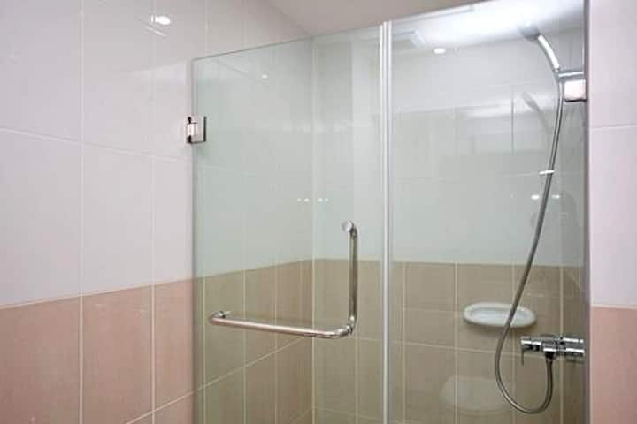 Emerald 1 Bed Apt- Sea View- FREE Electric & Wi-Fi