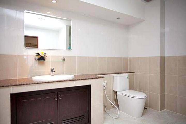 Emerald 1 Bed Apt- Sea View- FREE Electric & Wi-Fi