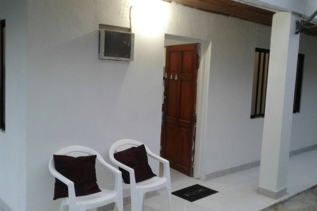 Frente de la casa; aire acondicionado