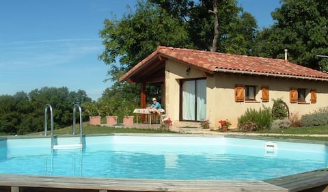 Una casa rural tranquila, piscina privada, vistas impresionantes
