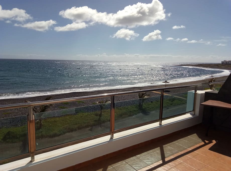 Vista de la playa desde la terraza privada del apartamento