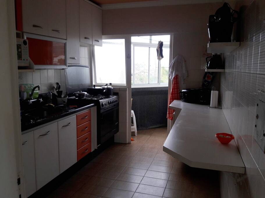 COZINHA - VISTA PARA A ÁREA DE SERVIÇO