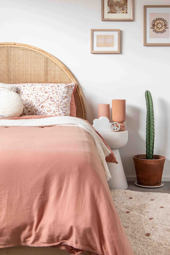 Dhoma e gjumit 1 - Krevat dopio "queen", pasqyrë me gjatësi të plotë dhe gardërobë 