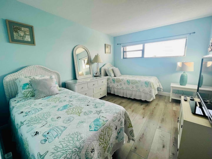 Deux jumeaux, penderie, télévision et salle de bain complète avec baignoire