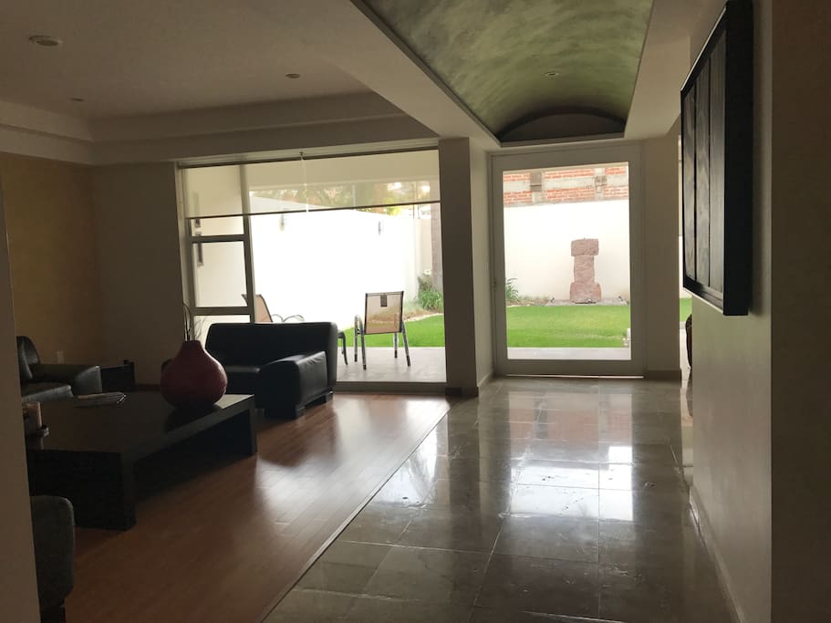 sala con vista al jardin