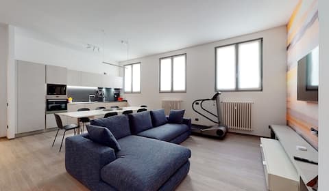 Top performing Airbnb: Cozy apartment up to 11 guests in Milano