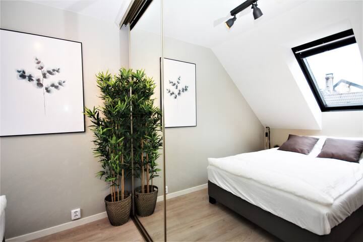 Голема спална соба со двоен кревет (140 x 200 см, 55"x79") и голем плакар.