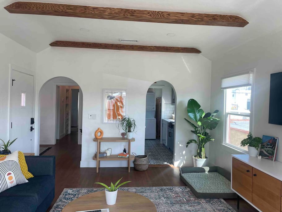 Huge Updated Spanish Apt - Steps to Beach & Bay!