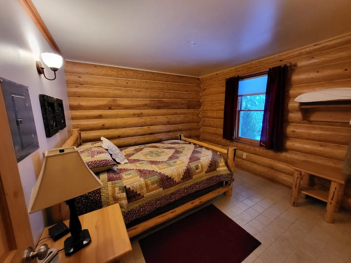 主卧配有标准双人床，可欣赏森林美景。