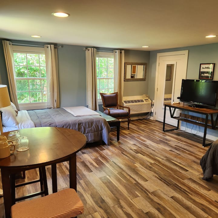 Studio apartment 1 BR/1 BA. Walk to stadium/campus Guesthouses for