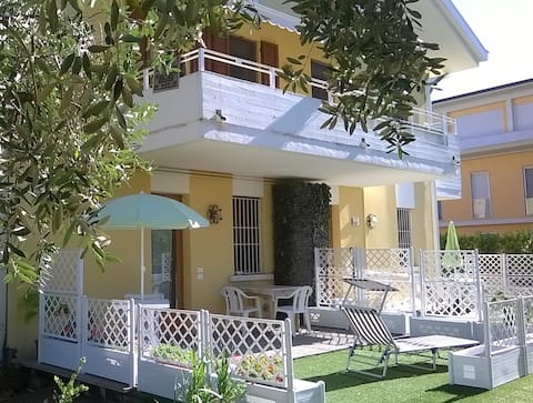 Airbnb con migliori performance: Two-room apartment on the ground floor near the historic center. a Sirmione