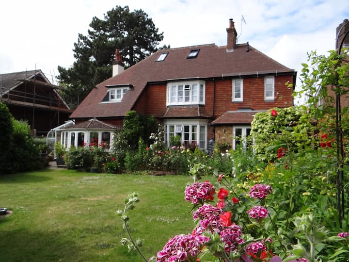 Closest Airbnb 2 min Gatwick airport + parking