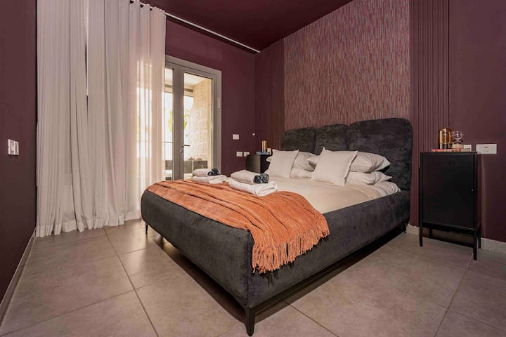 超级舒适的床垫，让您在主卧的加大双人床上享受豪华体验，带阳台的私人入口！ 