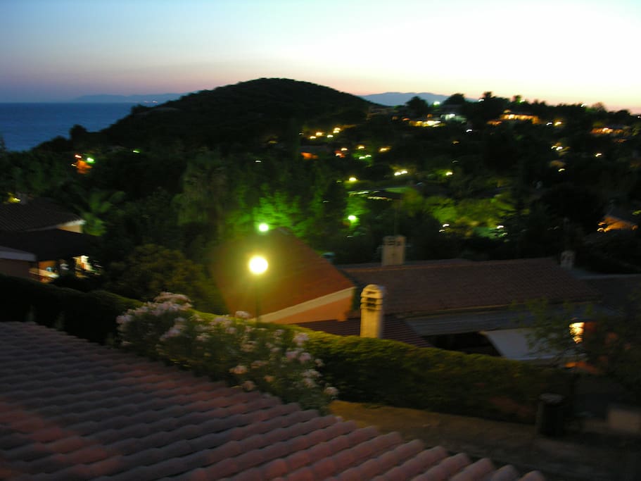Vista del villaggio sorseggiando un aperitivo prima di cena