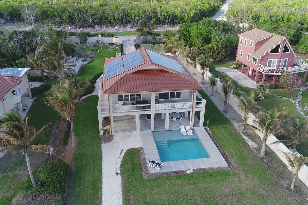 Maison vue des aires.
Arial view of the house.