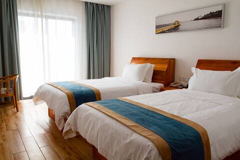 Sihanoukville Near Victory Beach, International Casino/Free Breakfast & Gym & Pool & Self Laundry Cozy Twin Room