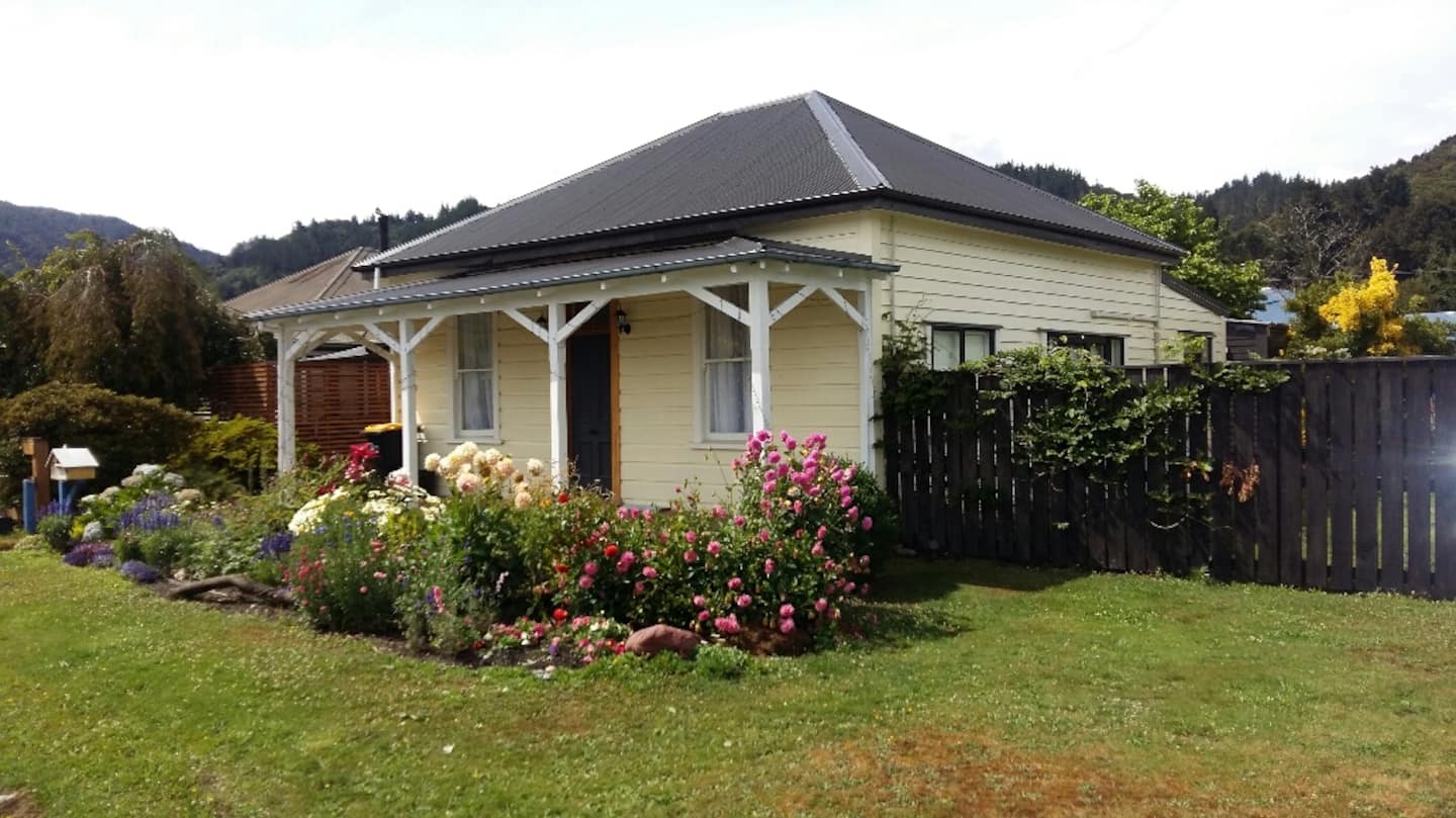 Enjoy A Cosy Cottage With Modernised Interior. 5