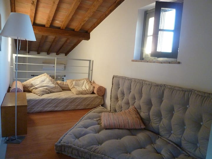 带两张沙发的阅读区（位于楼上）