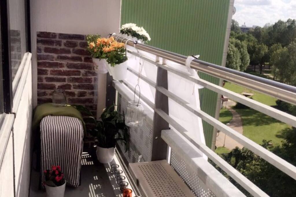 Altan 1 med plads til at sidde. Der er også en altan udfra soveværelset. Balcony.