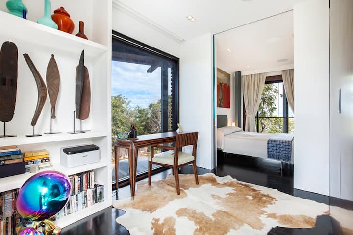 على طول ممر قصير من منطقة المعيشة ، يوجد استوديو جميل مع مكتب منفصل وغرفة نوم وحمام - مثالي للضيوف للحصول على مسكنهم الخاص وخصوصيتهم. 